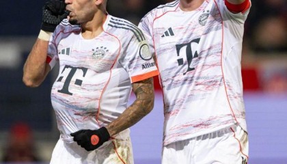 爱游戏体育-迪亚斯破门+假摔被罚离场，9人拜仁1-1勒沃库森，七连胜戛然而止